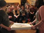 Gimtadienio dalyviai ir tortas Vilniaus Venclovų namų-muziejaus patalpose